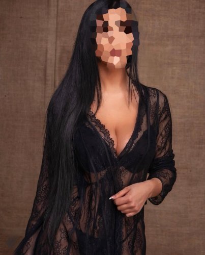 Naomi černovláska